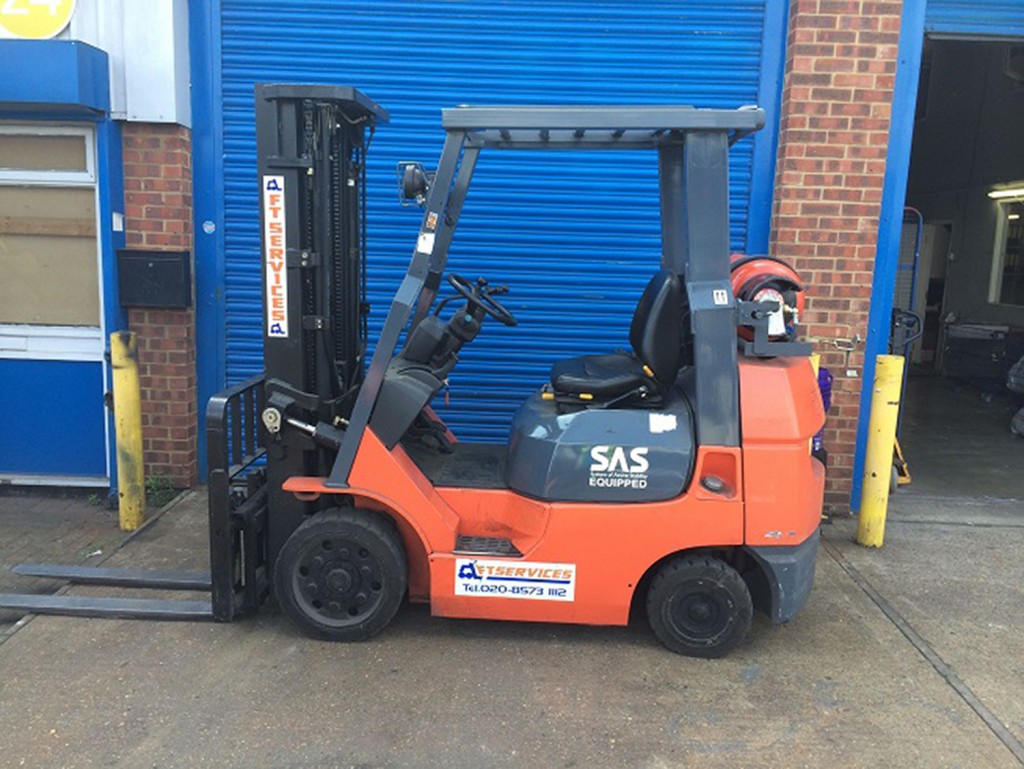 Used orange forklift Toyota 7FGC25 for sale - FT Services