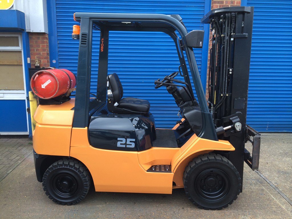 Used orange Toyota 7FGF25 for sale - FT Services